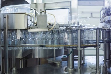 Fabrika - satır işleme ve saf kaynak suyu küçük şişeleri şişeleme şişeleme su su