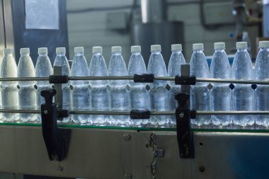 Fabrika - satır işleme ve saf kaynak suyu küçük şişeleri şişeleme şişeleme su su