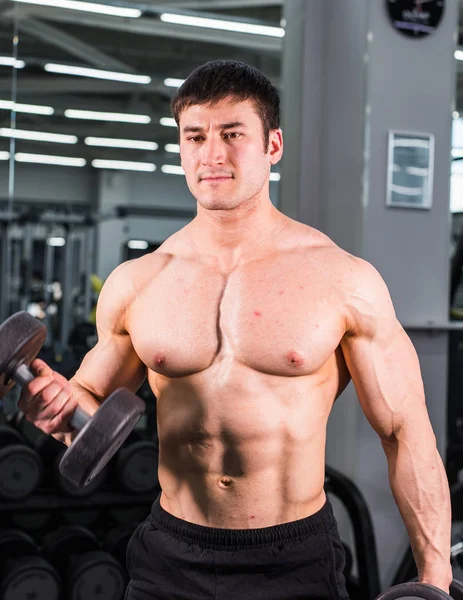 Muscular bodybuilder guy in gym — Stock Photo, Image