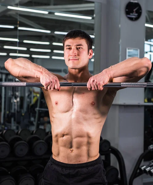 Handsome bodybuilder man with big muscles in the gym — Stock Photo, Image