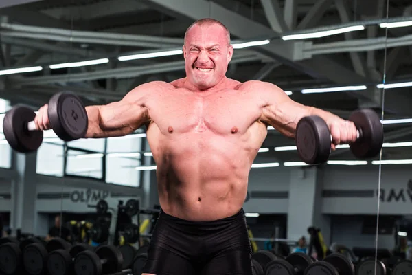 Muscular culturista chico en el gimnasio — Foto de Stock