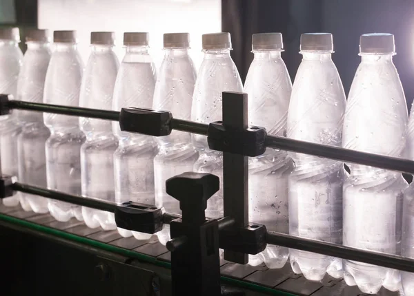 Primer plano de las botellas de agua mineral en bruto y líneas —  Fotos de Stock