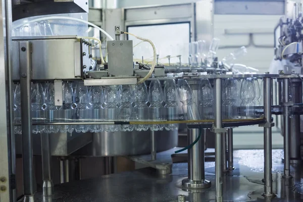 Línea de producción de agua potable en la industria — Foto de Stock