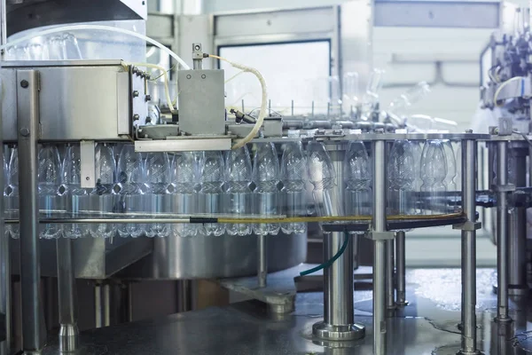 Fábrica de agua Línea de embotellado de agua para procesar y embotellar agua pura de manantial en botellas pequeñas — Foto de Stock