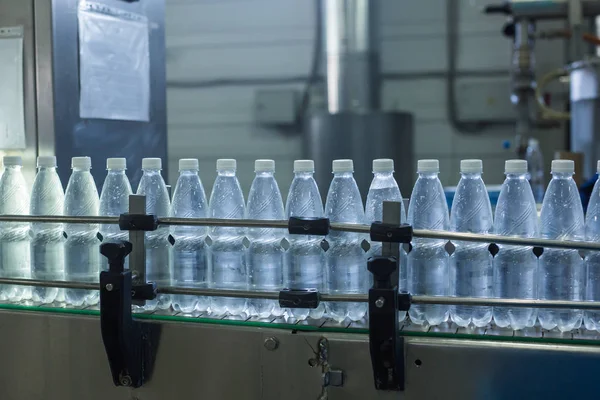 Primer plano de las botellas de agua mineral en bruto y líneas — Foto de Stock
