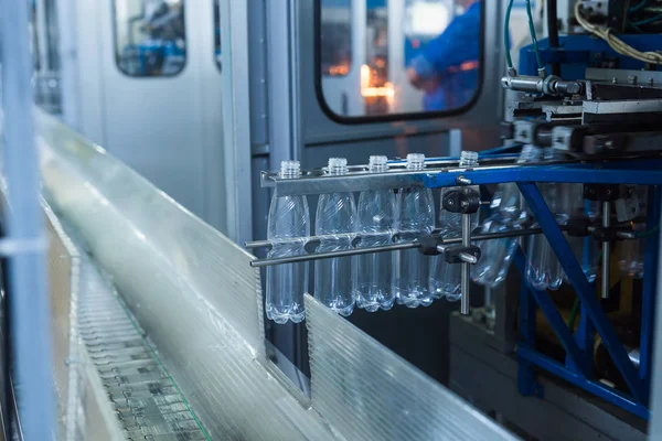 Línea de producción de agua potable en la industria — Foto de Stock