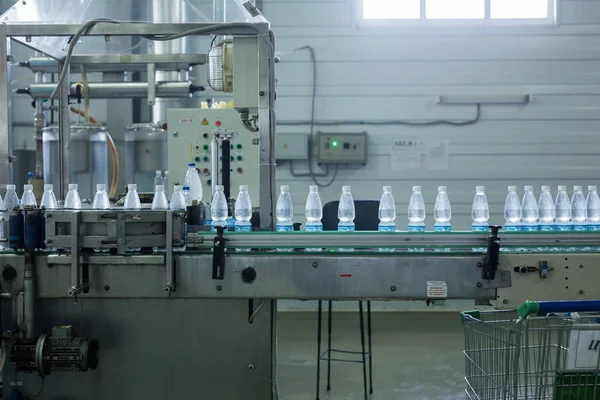 Línea de producción de agua potable en la industria — Foto de Stock