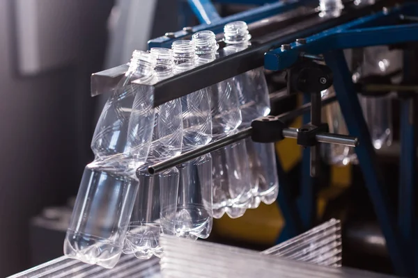 Fábrica de agua Línea de embotellado de agua para procesar y embotellar agua pura de manantial en botellas pequeñas —  Fotos de Stock