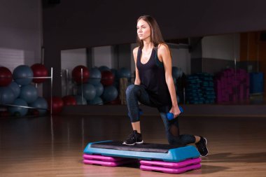 Spor salonunda adım platformda sportif kadın uygulama