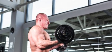 Spor salonunda vücut geliştirmeci