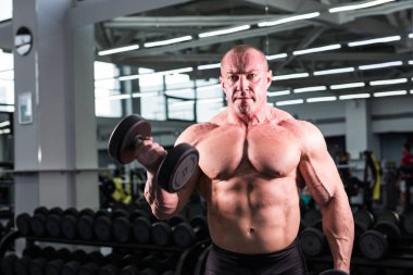 Vücut geliştirmeci adam mükemmel pazı, triceps ve göğüs jimnastik salonu