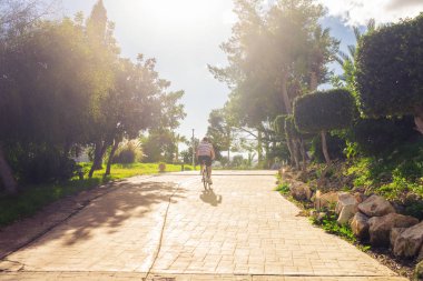 Genç bir adam bir parkta Bisiklete binmek