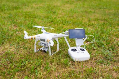 Ufa, Rusya Federasyonu. -6 Haziran 2016: dron çim üzerinde yalan