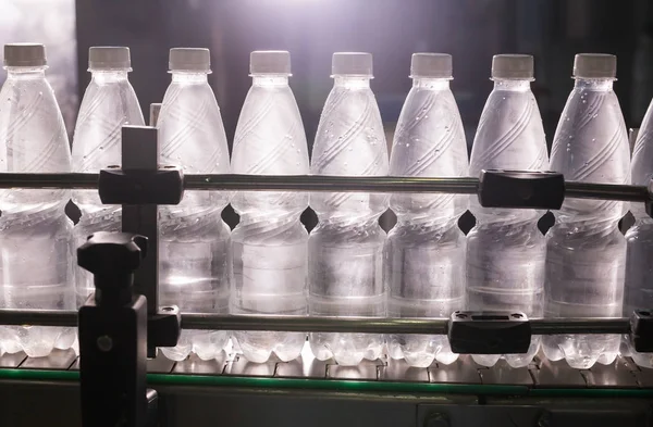 Primer plano de las botellas de agua mineral en bruto y líneas —  Fotos de Stock