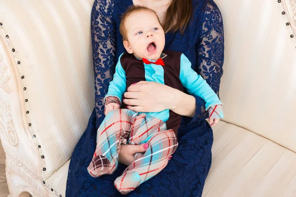Mor med söt baby hemma — Stockfoto