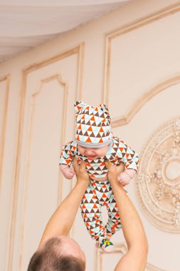 Erkek bir bebek tutan mutlu genç adam