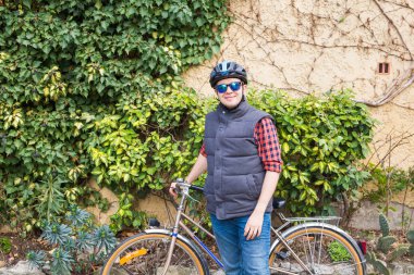 happyful Bisiklete binme adam kask ve ceket, güneş gözlüğü