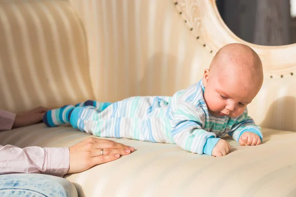 Lindo bebé recién nacido en habitación soleada —  Fotos de Stock