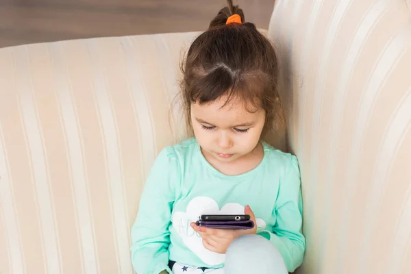 Cute Little Girl przy użyciu nowoczesnych Smartphone — Zdjęcie stockowe