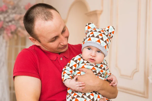 Pai segurando seu filho recém-nascido — Fotografia de Stock