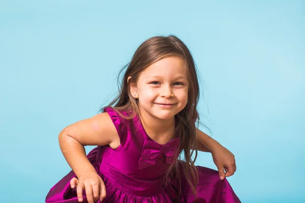 귀여운 쾌활 한 작은 소녀 초상화, 파란색 배경에 고립 — 스톡 사진
