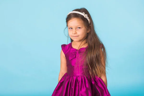 Dulce niña sobre fondo azul con copyspace — Foto de Stock