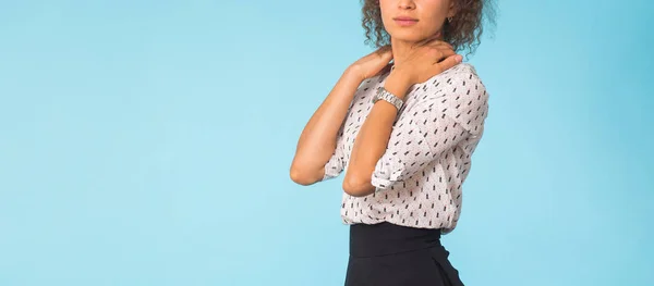 Mujer de raza mixta con peinado afro con camisa casual sobre fondo azul con espacio para copiar. Hermosa mujer con pelo rizado teniendo —  Fotos de Stock