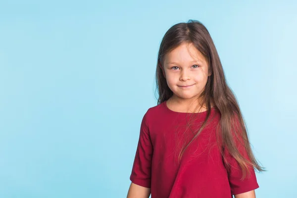 Lindo retrato alegre niña, aislado sobre fondo azul con espacio de copia —  Fotos de Stock