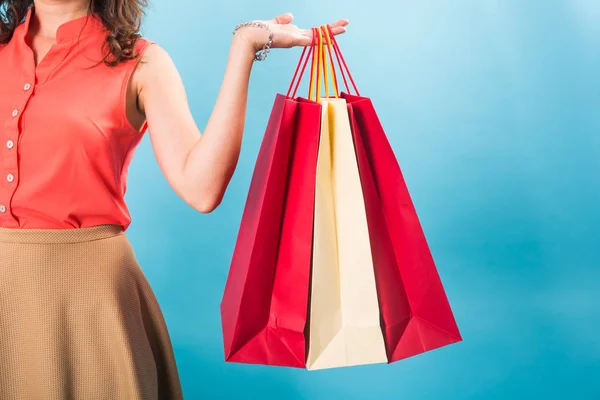 Shopping-Frau hält Taschen aus nächster Nähe, isoliert auf blauem Studiohintergrund — Stockfoto