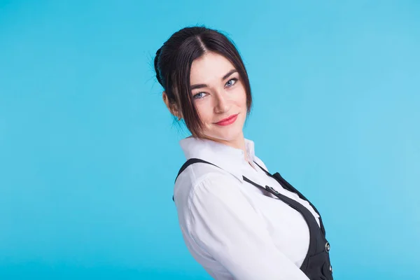 Retrato de uma linda e elegante jovem estudante feliz mulher . — Fotografia de Stock