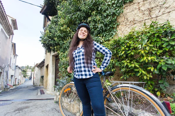 Μια όμορφη κοπέλα και bycycle σε ένα στενό δρομάκι — Φωτογραφία Αρχείου
