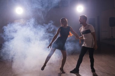 Aktif mutlu yetişkinler dans sınıfında birlikte dans ediyorlar.