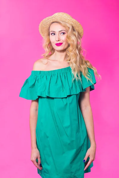 Menina bonita vestindo vestido verde posando no fundo rosa em estúdio. Verão, feriados e conceito de moda — Fotografia de Stock