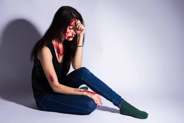Porazili mladou ženu se podlitiny a krev na tváři. Koncept zneužívání a násilí — Stock fotografie