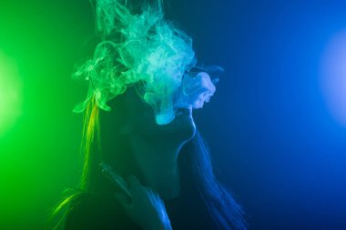 genç kadın sigara elektronik sigara