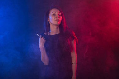 genç kadın sigara elektronik sigara