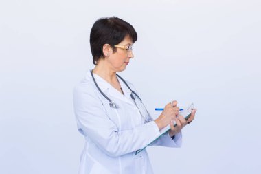 Tıbbi doktor doktor kadın beyaz arka plan üzerinde
