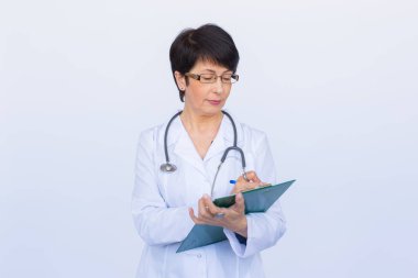 Portre, kadın doktor yazma üzerinde Pano üzerinde beyaz bir arka plan