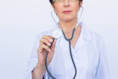 Stetoskop ile doktor, beyaz arka plan üzerinde Kapat