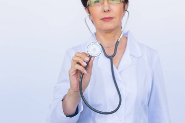 Stetoskop ile doktor, beyaz arka plan üzerinde Kapat