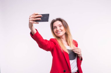 Genç Sarışın kadın selfie studio yapma