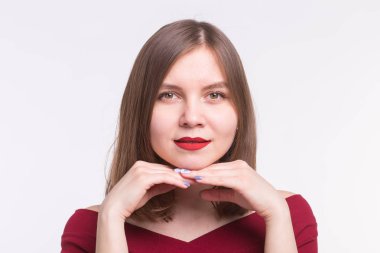 Çenesindeki el ile gülümseyen güzel genç kadın