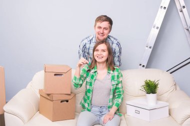 Genç çift kutuları ve düz tuşu tutmakta ile evli.