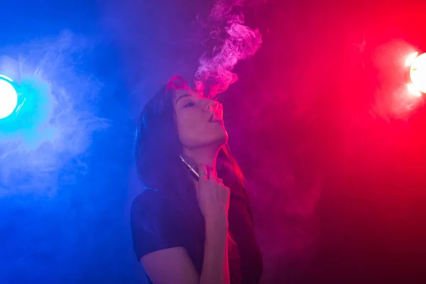 Jovem fumando cigarro eletrônico — Fotografia de Stock