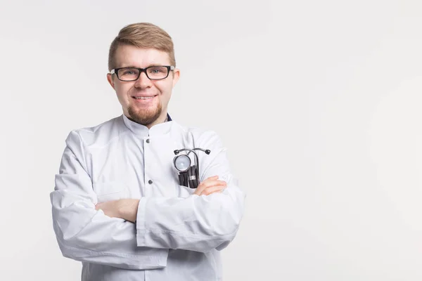 Sorrindo médico homem com estetoscópio sobre fundo branco com espaço de cópia — Fotografia de Stock