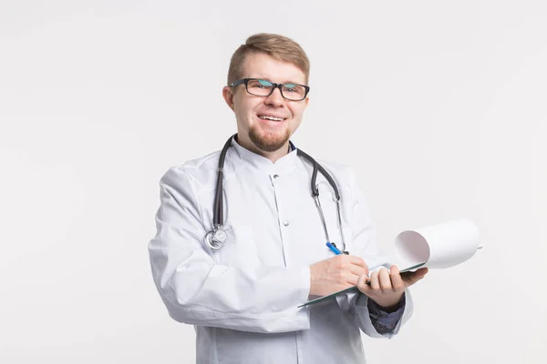 Médico médico que escreve prescrição sobre fundo branco com espaço de cópia . — Fotografia de Stock