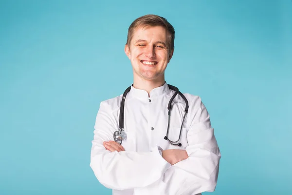 Lekarz medyczny mężczyzna lekarz na niebieskim tle z miejsca kopii — Zdjęcie stockowe