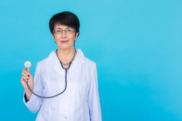 Lekarz z stetoskop nad niebieskim tle z miejsca kopii — Zdjęcie stockowe