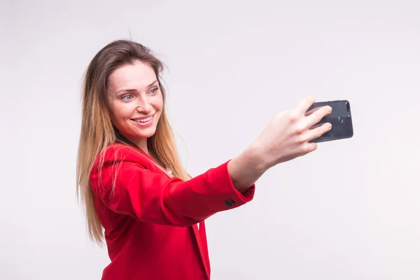 Joven rubia haciendo selfie en estudio —  Fotos de Stock