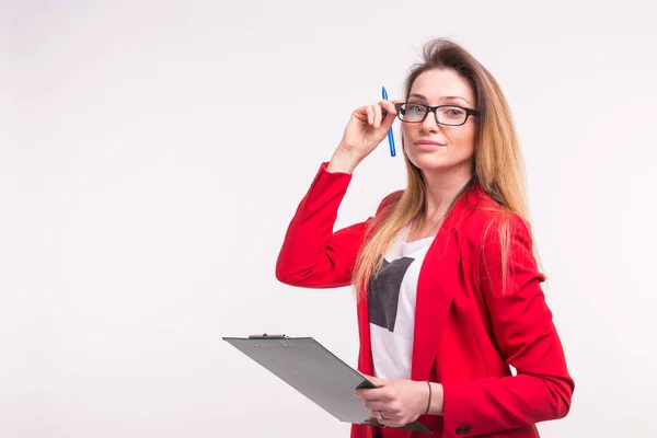 Geschäftsfrau in Brille und roter Jacke mit Dokumenten — Stockfoto